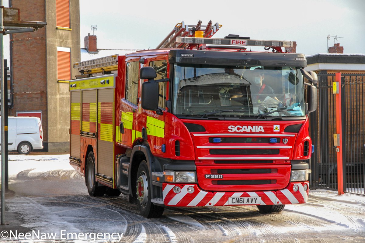 delirious_859's tweet photo. Well that didnt go to plan, after clearing all the snow out the front, they turned out from the rear gates instead😅🤦♂️
CN61 AVY / #Scania #P280 / @SWFireandRescue #Maindee pump turning out on a very icy winters afternoon 24/1/21
#JDC #TeamSouthWales @Cameron1374 @HuwJakeway https://t.co/AScYuo8UCR