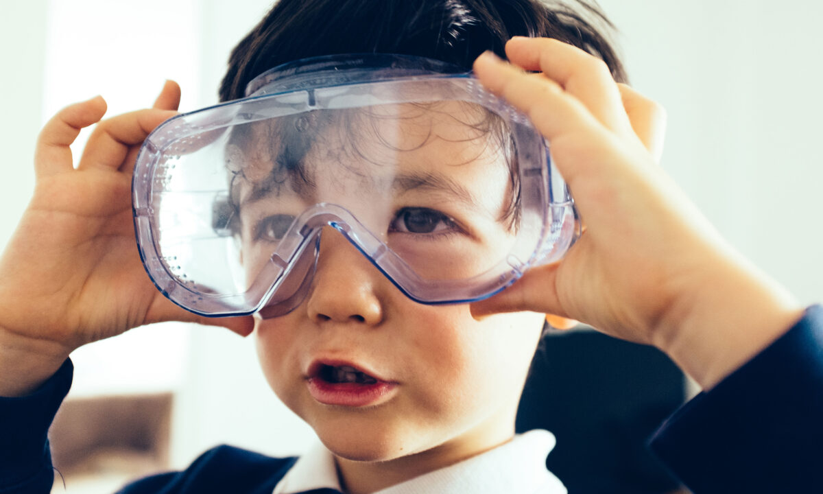 Dr. Fauci Now Recommends Safety Goggles for COVID-19 Protection — Here Are the 7 Best for Kids parenting.com/gear/kids/kids…