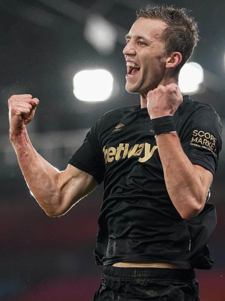 tomassoucek28's tweet image. The most beautiful feeling in football is when you realize you have helped your team. But this time I want to dedicate the win and my two goals to my wife. It's really tough time for her as she can't see anyone from the family. Thank you for taking care of me and our daughter! ♥️