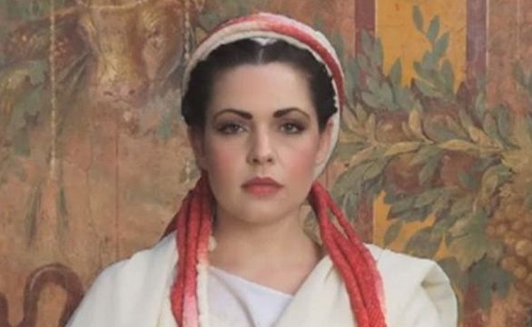 Ha sido la primera persona en recrear el peinado de una sacerdotisa vestal en una persona actual.