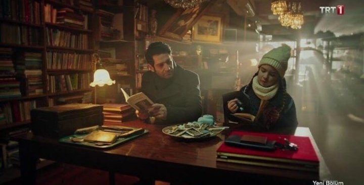 Ayrılık ne biliyor musun?
Ne araya yolların girmesi,
ne kapanan kapılar, ne yıldız kayması gecede, ne ceplerde tren tarifesi,ne de turna katarı gökte.İnsanın içini dökmekten vazgeçmesi ayrılık!
#MasumlarApartmanı