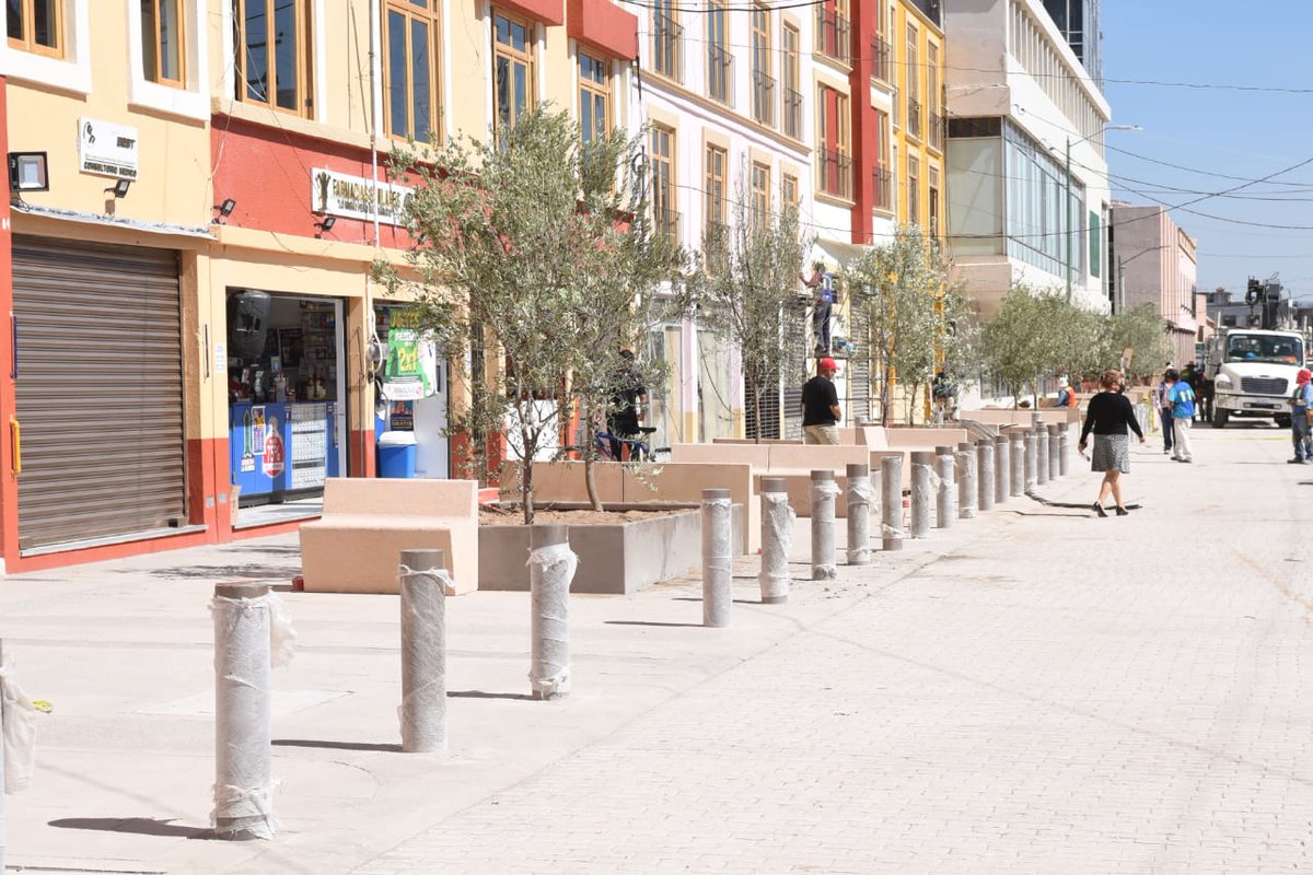 Ortiz_Irapuato's tweet photo. Desde hace 20 años, hemos trabajado en el rescate del #CentroHistórico y ahora es tangible su modernización, junto al gobernador @diegosinhue recorrimos las calles Ramon Barreto de Tábora, Juárez y la Plaza Abasolo que en poco tiempo quedarán listas. https://t.co/OQ1F8Pz0gw