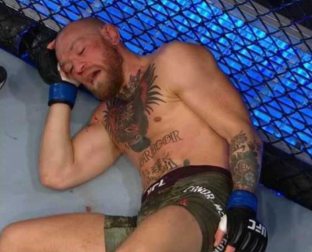 Todos nós temos um amigo que acha que aguenta o álcool que nem um campeão mas que acaba as noites sempre assim: