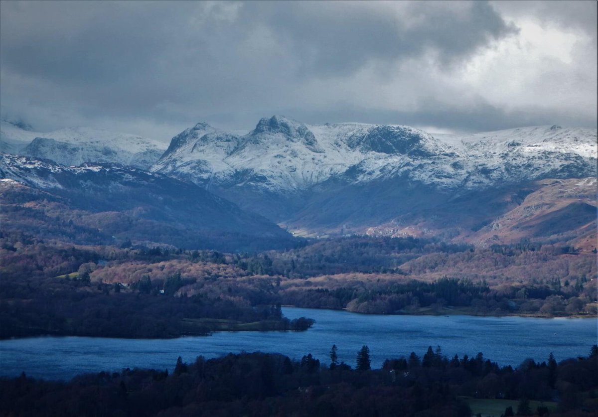 A walk up Orest Head at lunch time #Windermere #LakeDistrict #langdalefells #fells ##winter @Cumbriashare1 @FeatureCumbria #lake @lakedistrictnpa @GoLakeDistrict @LDRwaves @images_lake @Cumbria_24 #mountains @CumbriaCrack @lakedistrictart @thulinedecock @cumbriatourism #walking