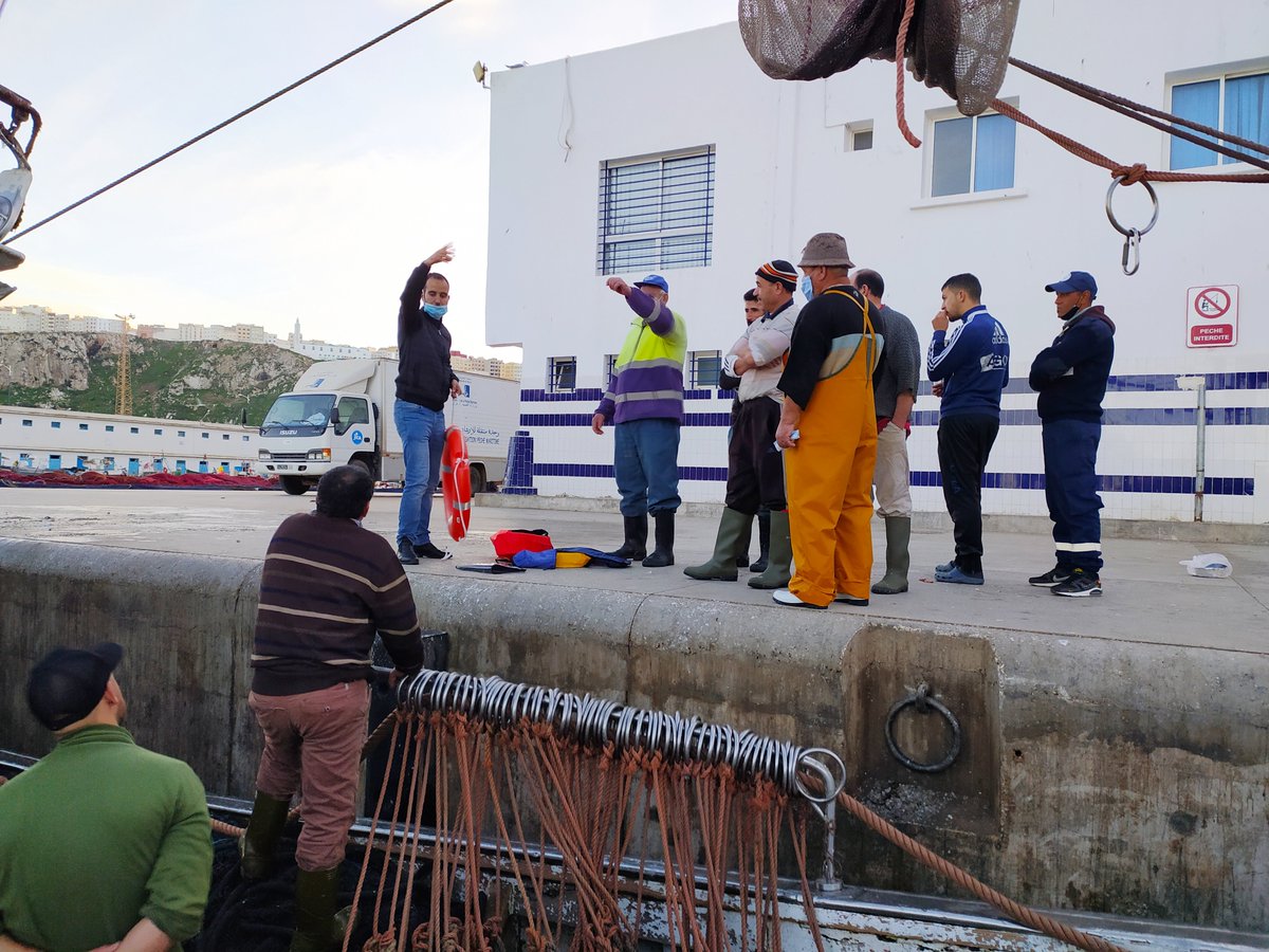 KeznineM's tweet photo. Au cours de la sensibilisation des patrons de pêche et les marins pêcheurs au port d'Al Hoceima ( Maroc) , sur la nécessité de porter le gilet de sauvetage. https://t.co/qV6YFrRmST