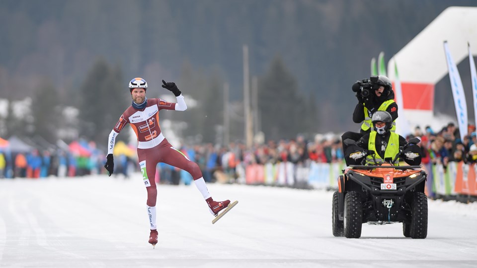 💬 Liever een kansloze actie dan een grijze muis. Dat is Jouke Hoogeveen, die maandag bekendmaakte te stoppen met marathonschaatsen. 'Ik realiseerde me niet dat ik voor zoveel mensen iets heb betekend.'

>> schaatsen.nl/nieuws/2021/ja…