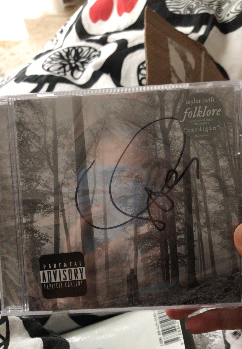 biIorswift's tweet photo. yesterday my signed copy of folklore finally arrived ✨ https://t.co/oTXUKaLaA9