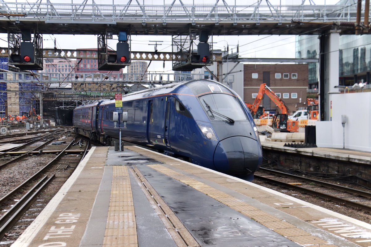 HiPa125's tweet image. Unbranded Hitachi bi-mode ⛽️⚡️#Class802 802305, working Hull Trains 5A91 0626 Hull &amp;gt; London Kings Cross, arrives at P2 

KGX #ECML
26/01/21