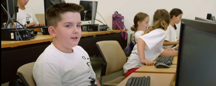 TLDSBresources's tweet photo. Code! https://t.co/D8d9at56VI suit Jacob et Mila, deux jeunes codeurs, lors d'une journée dans leur camp de codage, où ils apprennent à programmer des microbots, développent leurs connaissances en programmation informatique, et plus encore! #tldsblearns #tldsbfsl #MATHnessTLDSB https://t.co/Y4mGcdfW63