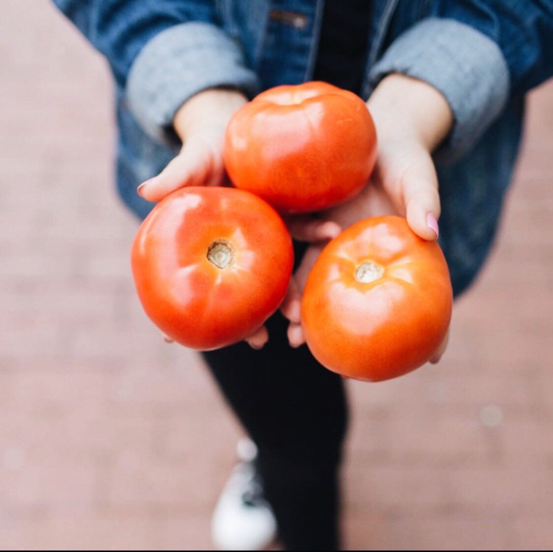 ChartwellsatCMU's tweet photo. it’s coming! the vegetables will be unleashed next week. (📍 beefsteak, marketplace) 
. . .
there's no secret we're big fans of the beefsteak tomato, but we are excited to put these veggies in the center of our plate this semester. yum
. . .
#vegetablesunleashed #cmudining #cmu https://t.co/rEYvITtkBo