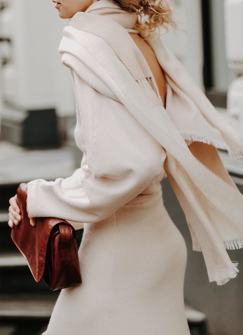 Who says you can’t show a bit of skin during the cooler months? We love this layered look with a plunging back - perfect for showing off a gorgeous tan. #xentan #tan #tanning #selftan #sunlesstan #bronzedskin #glow #glowingskin  #layers