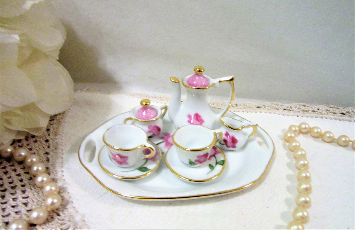 chestnutcrochet's tweet photo. Sharing for Brenda Marsh on Etsy
Really love this, from the Etsy shop PorcelainChinaArt. https://t.co/0WkKpAYaq4 #etsy #teaset #miniaturedoll #porcelainchina #pinkrose #handpainted #ceramicteaset #miniteaset #giftideas #miniatureteaset https://t.co/5z702ixEKV