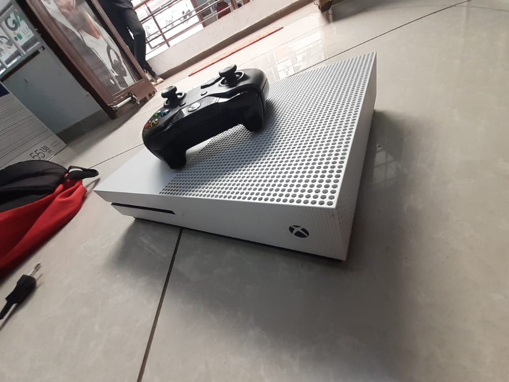 mtandile265's tweet photo. Selling this machine because I'm broke. Xbox One S . Asking price is K150,000. Negotiable

Kindly Retweet, my customer might be on your TL. https://t.co/uRTdfrms7N