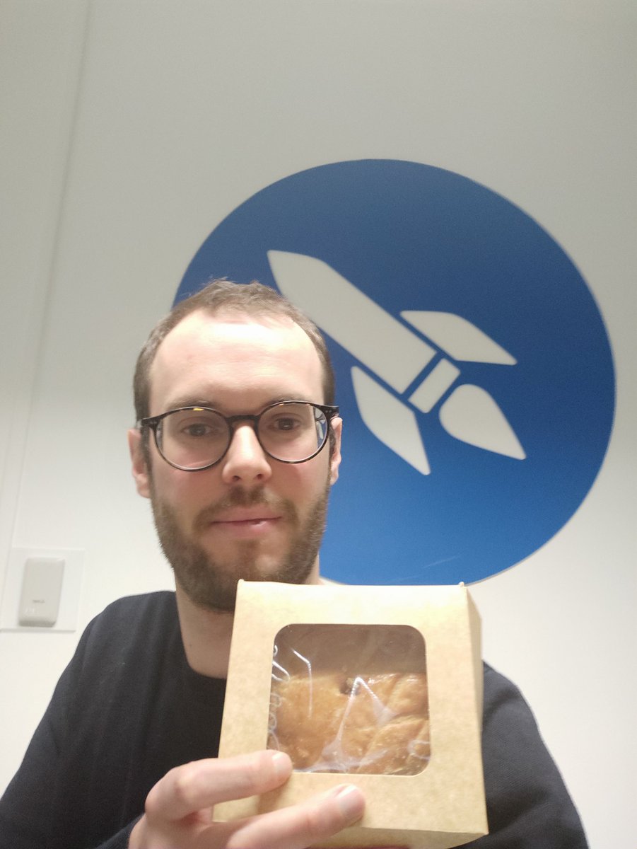 diavetj's tweet photo. Galette des rois bien reçue @FRdigitale ! On se retrouve à 18h! #egaletteFD https://t.co/qnI8AAgmpV