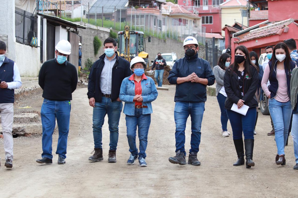 AzuayPrefectura's tweet photo. El trabajo mancomunado hace posible el desarrollo del #Azuay. ⚒️
En el sector de #Chilcapamba, mediante un convenio cuatripartito, conjuntamente con @GADElValle2019, el Municipio de Cuenca y la empresa ETAPA, ejecutamos labores de mantenimiento vial. https://t.co/PMd0bdypH2