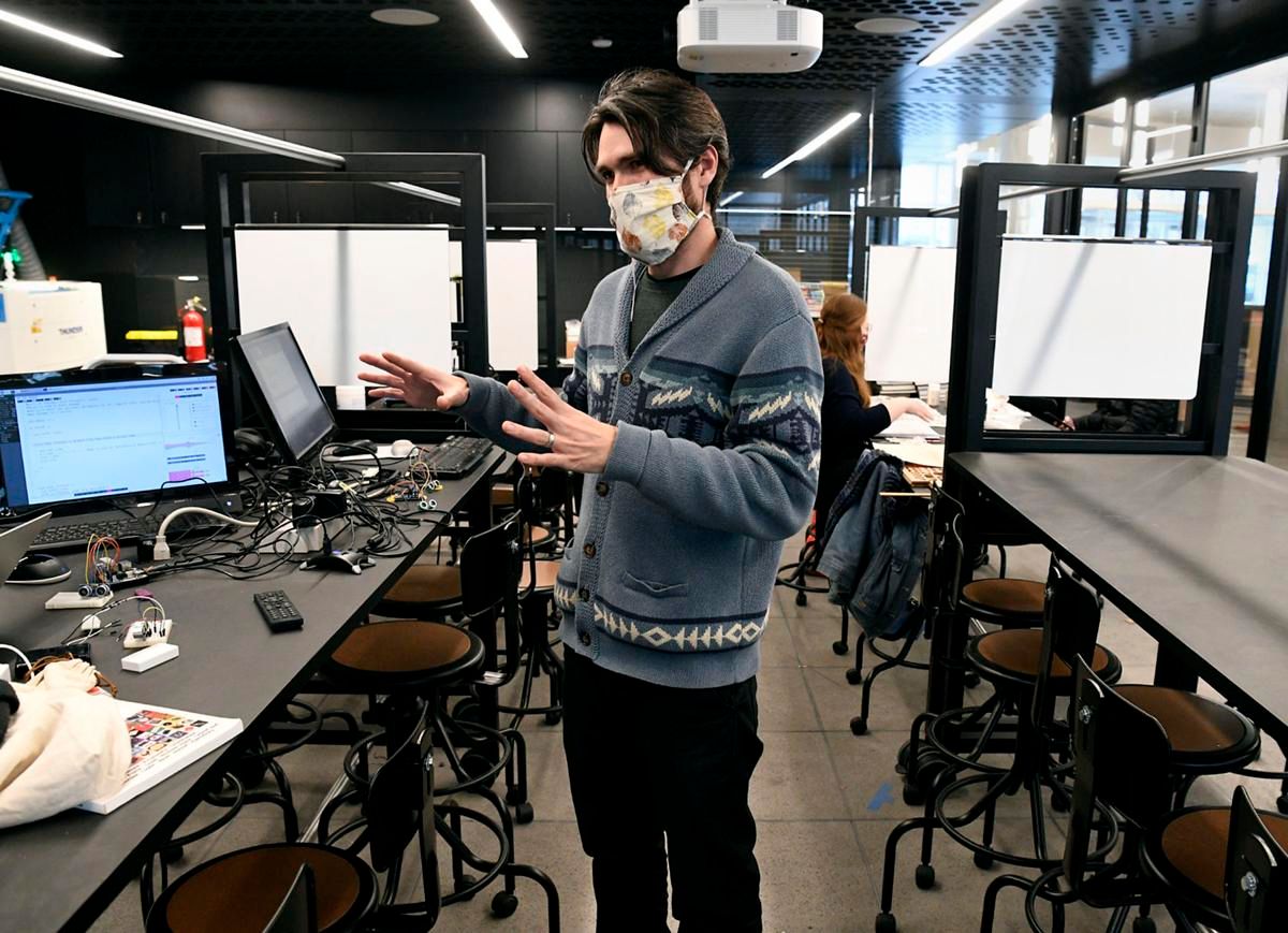 The #Makerspace, outfitted with #3Dprinters, a laser etcher, a CNC router, and other creative gadgets, was filled with a light pinging sound on a recent weekday.

#Artists experiment with #tech at new Missoula Library missoulian.com/entertainment/…