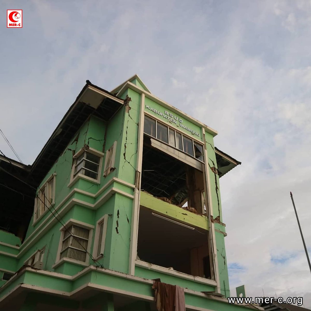 mercindonesia's tweet photo. Hari pertama mer-c Jatim di mamuju, langsung berkoordinasi dengan BNPB dan RSUD kabupaten Mamuju, untuk menangani korban gempa secara tepat sasaran |part 2
@mercindonesia
@merc_jatim
#merc #mercjatim #relawan #timmedis #donasi #gempabumimajene #prayforindonesia #kabupatenmamuju https://t.co/LFllCnL4Dz