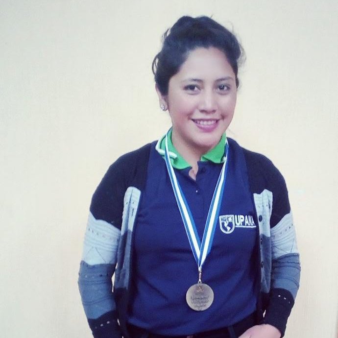 Ella es Noraida Morales, una chica que estudia con #becaBolar en la Universidad Panamerica en la sede de San Lorenzo, San Marcos y ha recibido una distinción académica por su excelente desempeño como estudiante🌟¡Felicidades Noraida! ¡Sigue así!
#FundaciónBolar #becasmujeres