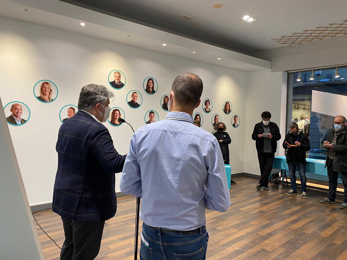 JuntsxCAT_Reus's tweet photo. Ara mateix al nostre local electoral de #JuntsReus presentem la imatge de campanya de @JuntsXCat a la demarcació, amb el cap de llista @albertbatet i representants de l’Agrupació local de #Reus https://t.co/O8y2VI7IdF