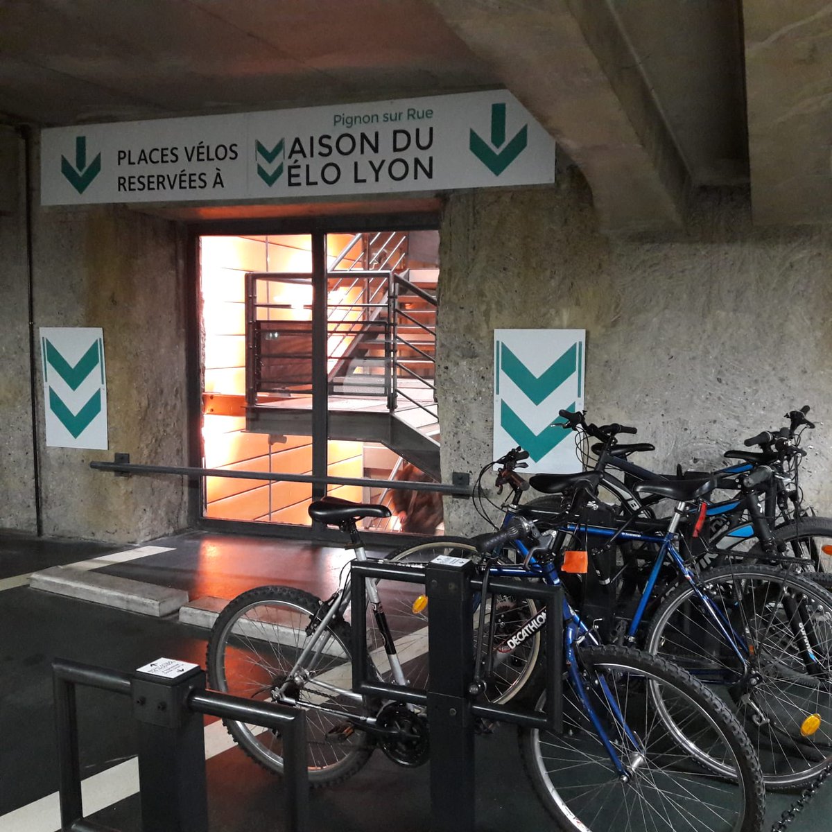 L'espace réservé à nos vélos par @lpa_officiel au parking de la cité internationale commence à se remplir ... espérons que nous allons pouvoir continuer la #véloécole !🙂