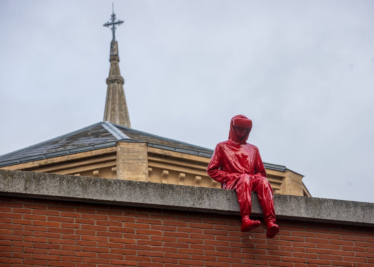 Toulouse's tweet photo. Après la place #JeannedArc et le #PontNeuf, voici une nouvelle statue de #JamesColomina, à #Toulouse, installée rue #Caffarelli dans le quartier #Belfort. Rencontre avec l'#artiste 👉🏻 https://t.co/YU7TdtCl04 https://t.co/PgoZ5Sj33p