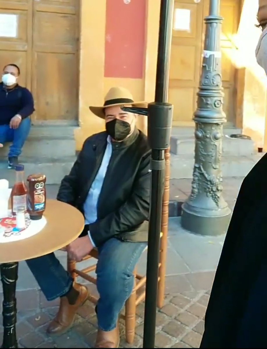 h109im's tweet image. Esas colores le quedan de maravilla 😍 ( ese sombrero me complica la vida 😑 )