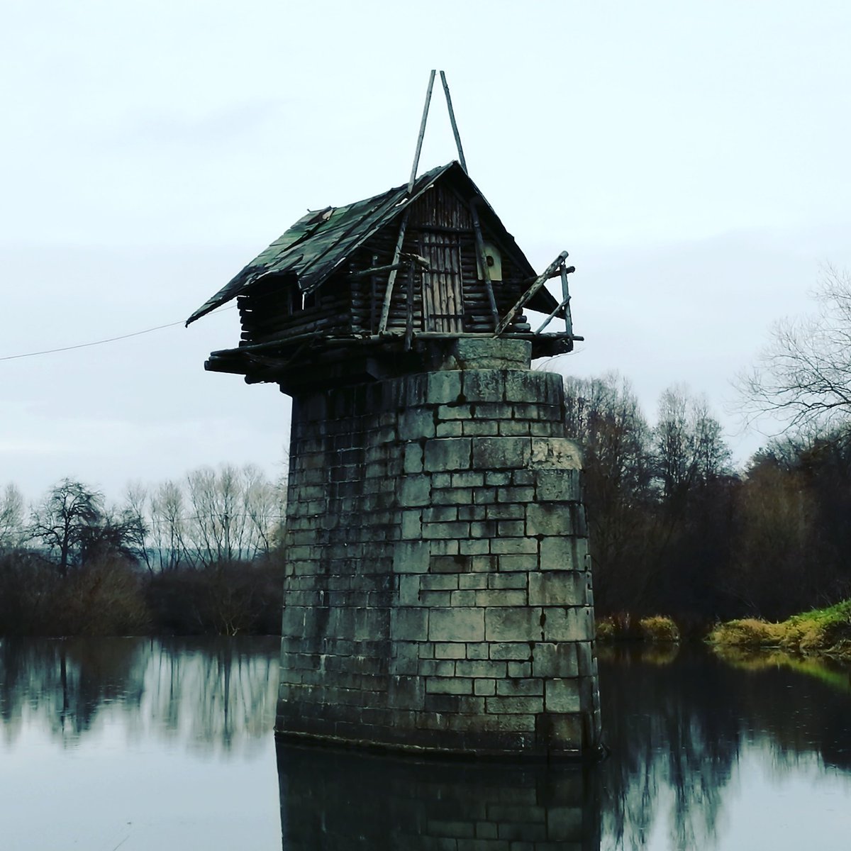 Piskott10's tweet photo. Chata na pilíři #chata #pilir #chotesov #plzenskykraj #prochazka #Czech  #plzenjih  #radbuza #reka #vylet #venkov #stezka #superden https://t.co/ZY750geyO2