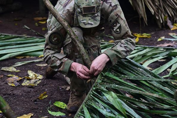 SOCSOUTH's tweet photo. #Panamanian forces with the National Border Service and #US service members practiced shelter building skills during survival training.  @Southcom @jtfbravo https://t.co/LA6gs7xP7o