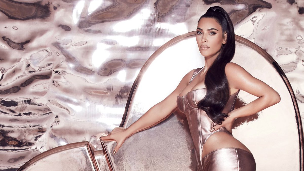 KKWFRAGRANCE's tweet photo. .@KimKardashian's favorite scent right now: Hearts Rose Gold from the new Metallic Hearts collection. Shop now at https://t.co/K3KBVABpuR. https://t.co/5w9fhH0u6Y