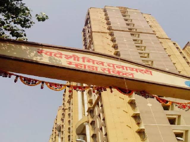 तक्रार पण करण्यात आली आहे पण तरीही हक्काचे घर हे प्रश्नच बनून राहीले आहे.  https://www.sarkarnama.in/mill-workers-housing-ineligible-peoplegot-flats-allotment-11315स्वदेशी मिल- चुनाभट्टीत स्वदेशी मिलच्या जागेवर ११०८ सोडतीची घरं बनून तयार होती. ८ जून २०१२ रोजी पहिली सोडत झाली या सोडतीत स्वदेशी मिलसह एकुन १९ मिलची सोडत यादी जाहीर झाली.(११)