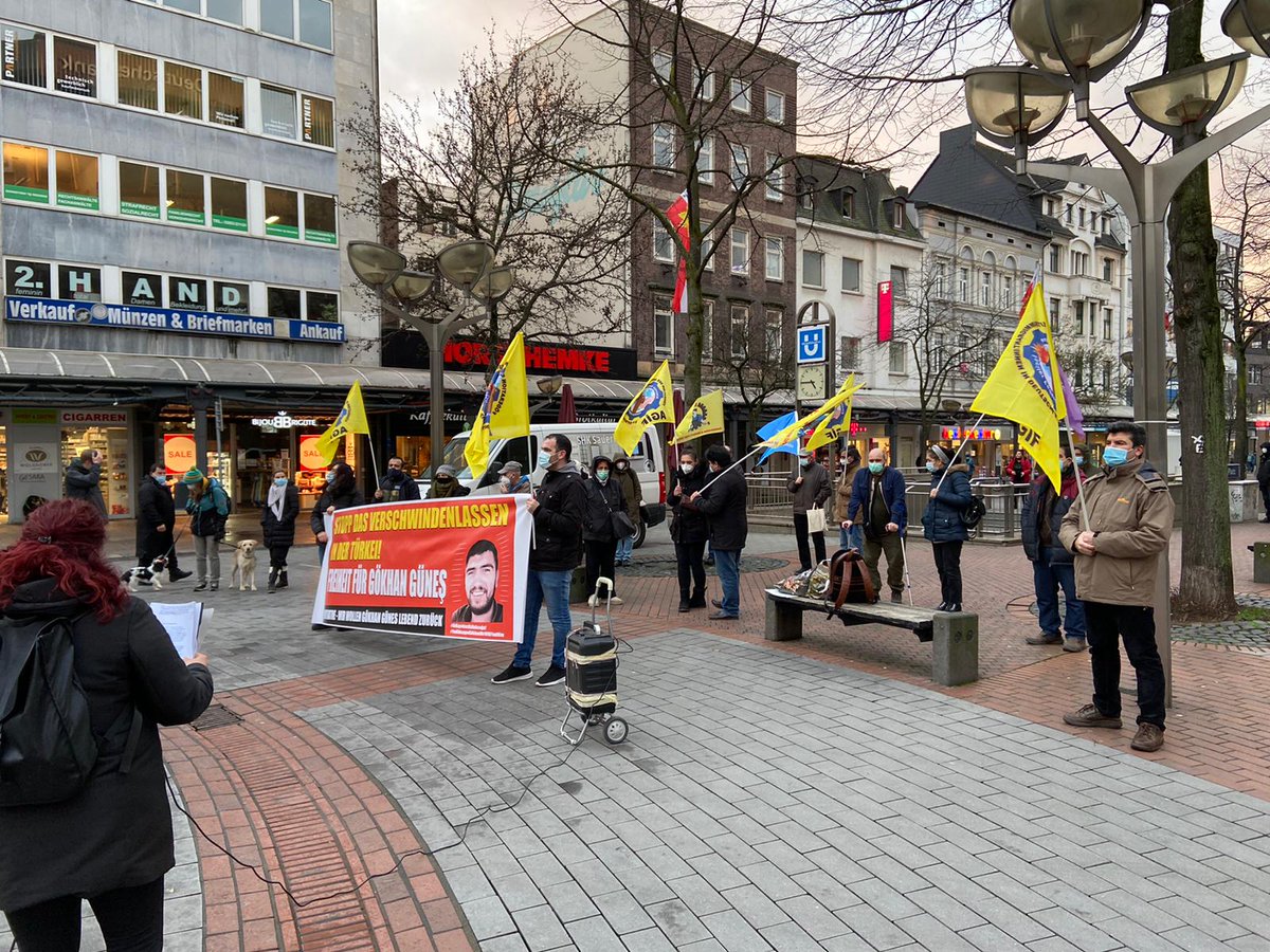 DUİSBURG
Faşist Saray Rejimi’nin kaybetme girişimi boşa çıkarıldı. Gökhan Güneş’i sağ aldık.
#SizKaçırdınızBizAldık
Kayıplar bulunana, sorumluları cezalandırılana kadar birleşerek, omuz omuza vererek mücadeleyi kararlılıkla sürdüreceğimizi  haykırıyoruz!