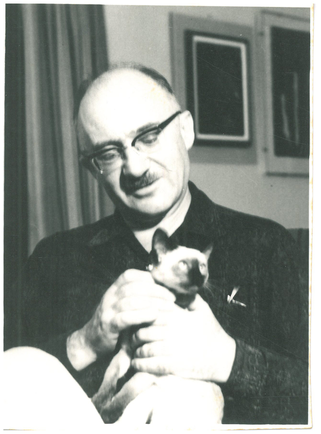 Sutzkever pictured in 1968 with his cat, Yoni!

#VerVetBlaybn? #װערװעטבלײַבן #WhoWillRemainFilm #AvromSutzkever