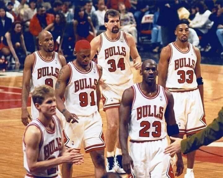 pritcharismo's tweet photo. Un periodista le pregunta a Michael Jordan:
Los Chicago Bulls de los 90’s, ¿le ganaría a los Lakers de Lebron? 
- Si le ganaríamos. 
- ¿Por qué marcador?
- 1 o 2 puntos.
- Me parece muy poco.
Jordan responde:  
- Lo qué pasa es que ya casi todos tenemos casi 60 años https://t.co/AH4HZE614r