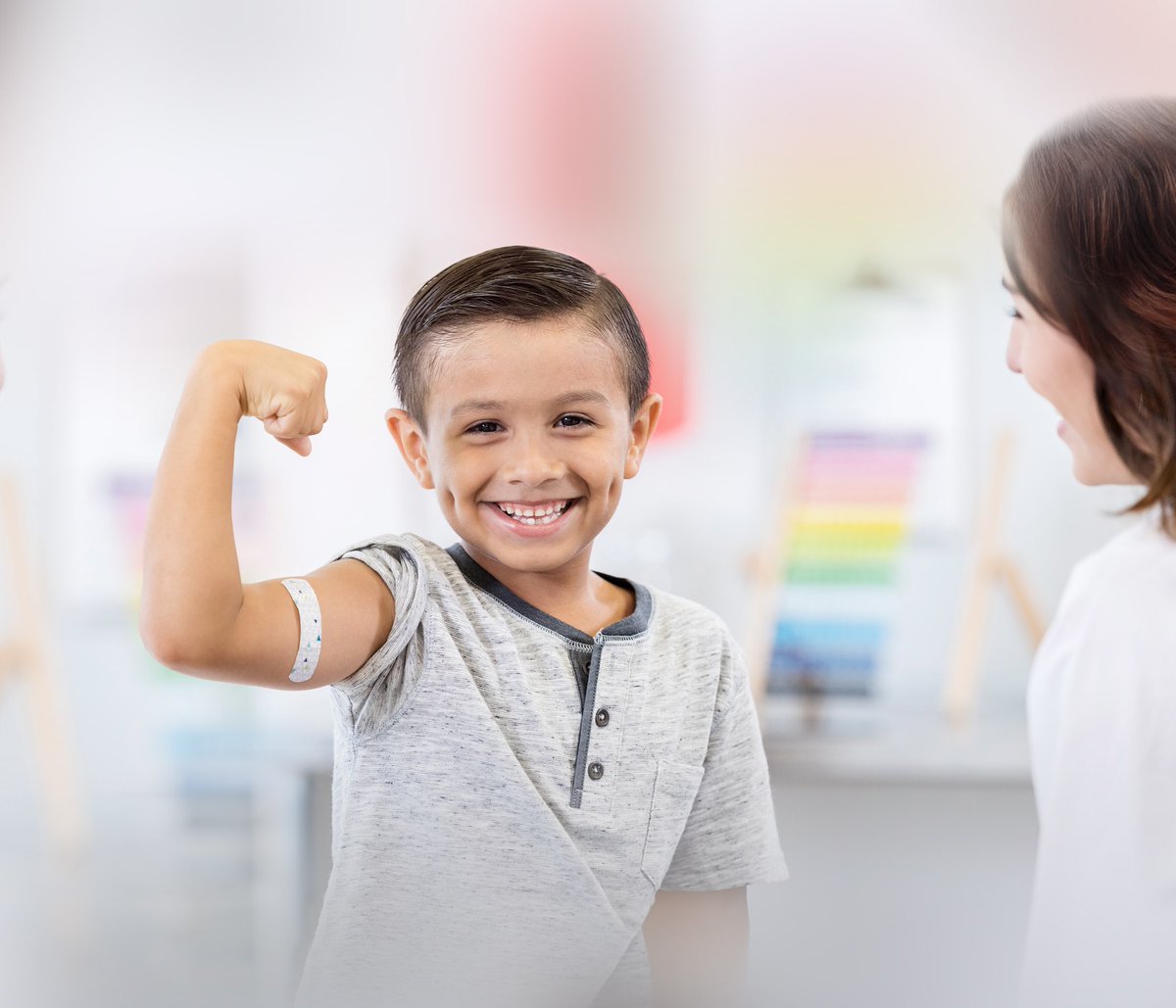 детский covid 19. вакцинирование подростков. дети на прививке. малыши против вируса. детский covid 19.