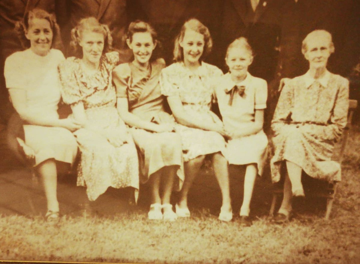 Det här är min mormor och hennes fem döttrar. Idag är det 100 år sen det röstades för kvinnlig rösträtt i Sverige. Mormor var 31 när hon fick rösta för första gången, undrar hur det kändes när man var van att vara tyst och finna sig i allt.
Fotot är taget i mitten av 1940-talet.