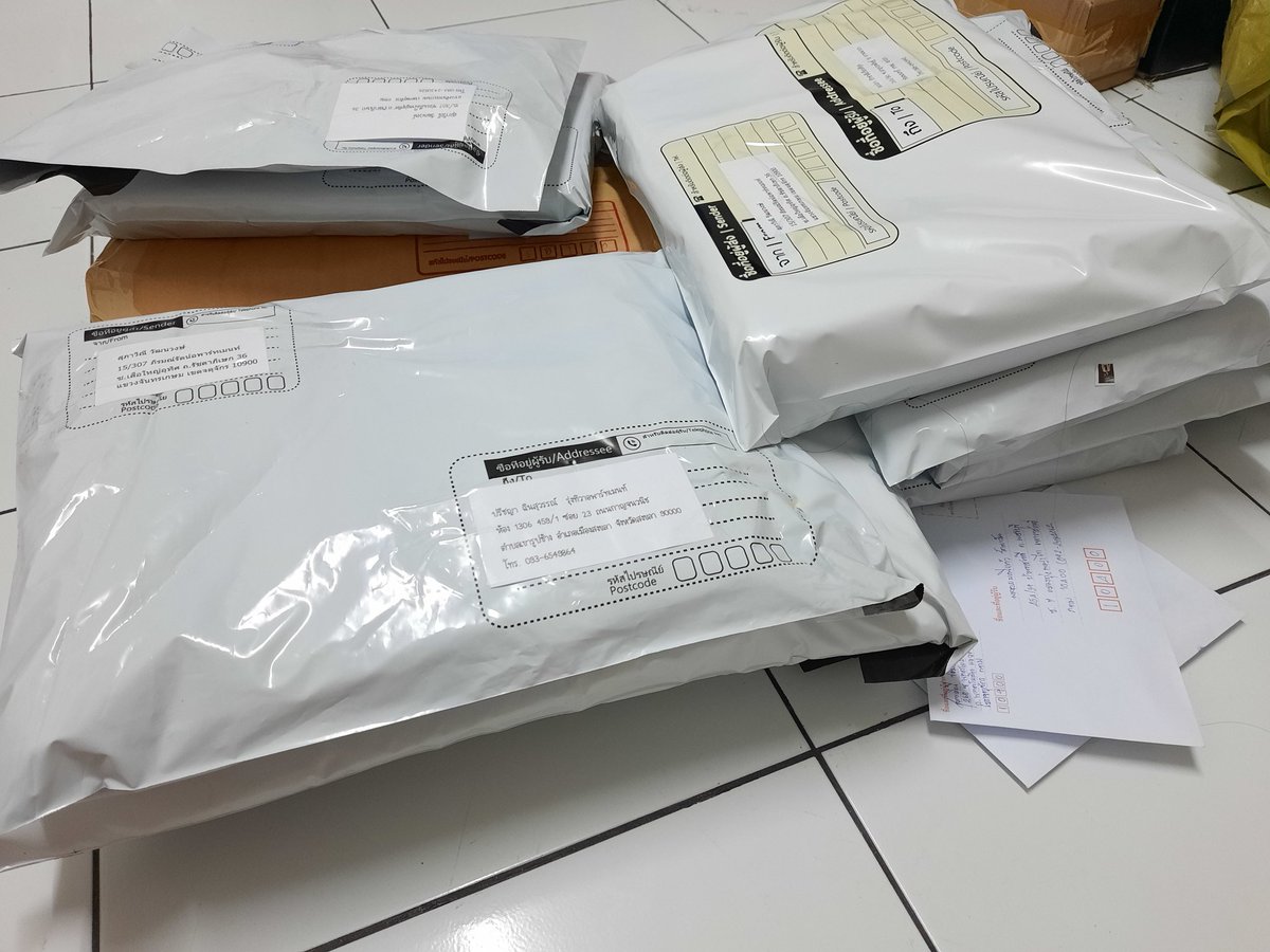 Thedoi111's tweet photo. แพ็คเสร็จแล้ว นิตยสารทยอยส่งพรุ่งนี้กับ มะรืนนี้นะ เราขนทีเดียวไม่ไหว https://t.co/rUlfv0rdEF
