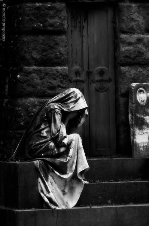 أَلَا ليتني في آخرِ الَّليلِ نسمةً
بصدركَ تعلو ، تختفي ، تتأرجحُ

وياليتَ أبوابَ المدينةِ كلُّها تُسَدُّ
وباباً في فؤادكَ يُفتحُ 🎶