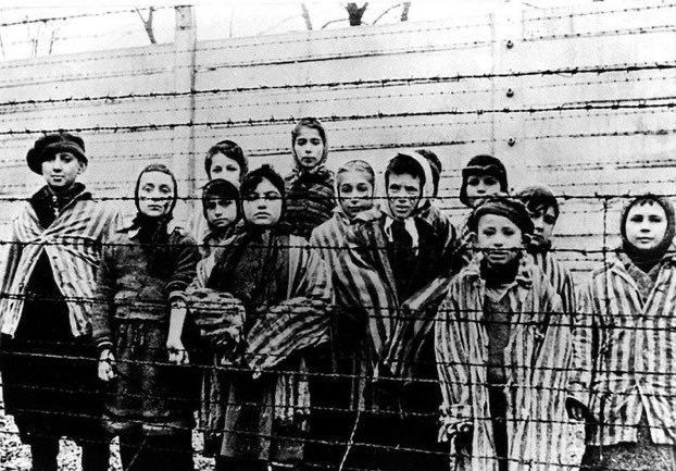 ValerioDeC's tweet image. #Auschwitz #GiornatadellaMemoria
#HolocaustMemorialDay  

Se osservassimo un minuto di silenzio per ogni vittima, dovremmo tacere per 11 anni e mezzo.