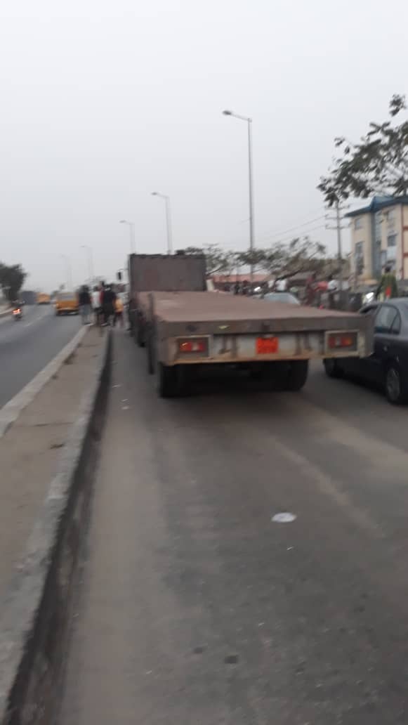 followlastma's tweet photo. [7:09PM] #Ogolonto #TrafficReport #Breakdown 
A brokendown flatbed truck at Ogolonto inw Agric having mechanical.
Effort is been made to remove it.
Traffic is still slow from MajidunAwori to Ogolonto.
Please be patient.
@TrafficChiefNG @Gidi_Traffic @trafficbutter
#followlastma https://t.co/LoBjtiCo2Q