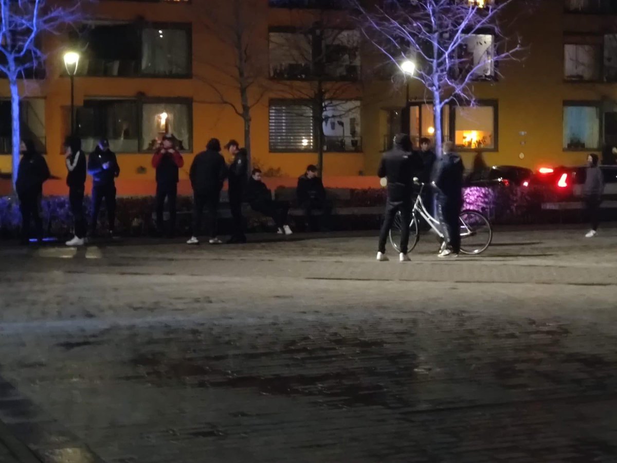 Zo'n vijftien mensen op Marktplein in Hilversum om 19.00 uur, politie met ze in gesprek: 'Proberen groepen klein te houden'..