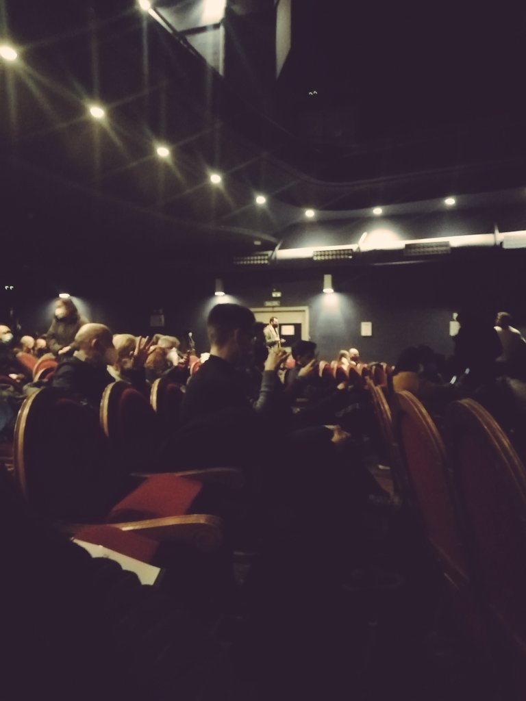 Vengo de despedirme de <a href="/teatrokamikaze/">Teatro Kamikaze</a> 
Salgo con una tristeza jodida:
cierra un teatro necesario.
Abrazo a Carlota. 
Me dejo adentro mucha fe, la oportunidad primera, mis más espléndidos y merecidos aplausos.
Muchísimas gracias <a href="/Kamikaze_Produc/">KamikazeProducciones</a>
Os beso cada función por hacer.