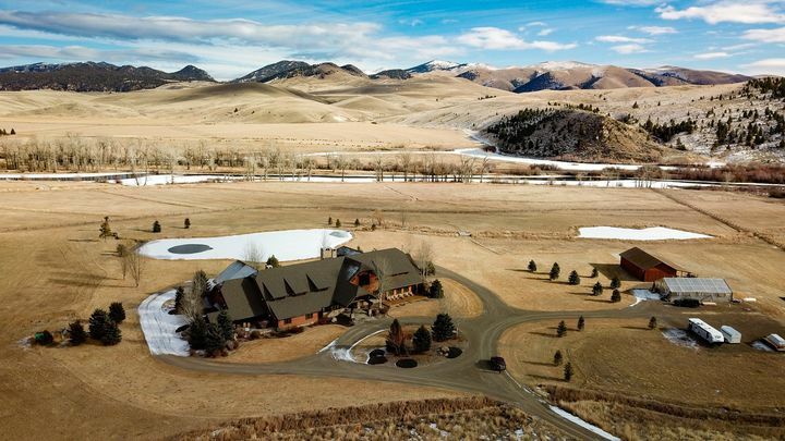 January 2021 - The ranch as seen by eagles 🦅
.
.
#montanaflyfishing #bigholeriver #southwestmontana #Southwestmt #montana #ranchlife #january2021 #montana2021 #silverbowclub #dividemt #montanamoment #betterthantheduttonranch #duttonranch #yellowstone