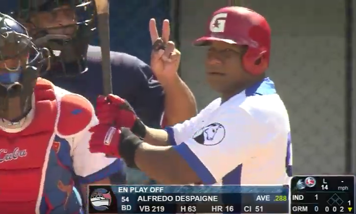 Drianrogelio's tweet photo. ¡2 años, 11 meses y 27 días después, el teletero de los @HAWKS_official, Alfredo Despaigne, vuelve a un diamante de SNB, su última vez había sido durante el Game 7 de la FINAL de la #57SNB! ¡Si, cuando se proclamó campeón ante Las Tunas en el Julio Antonio Mella!! #PlayOffs60SNB https://t.co/4nQrJUGC2O