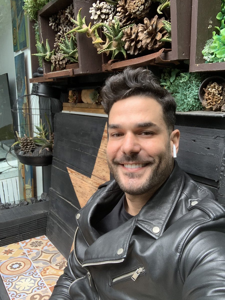agoney_melian's tweet photo. Esta mañana he estrenado la terraza del nuevo espacio de  #UEBOS 

Me he conectado en el comité nacional de @CEAJE para trabajar en el futuro de los jóvenes empresarios

Los tiempos son difíciles, pero con este jardín se piensa mejor

Juntos #paraquelascosassucedan 

@ajecanarias https://t.co/93ZSTWvZrK