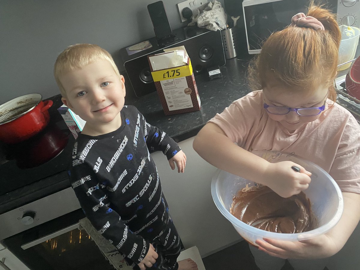 AshbrookEmily's tweet photo. Cooking today with my monkeys ❤️❤️ https://t.co/3WtZAu7ca5