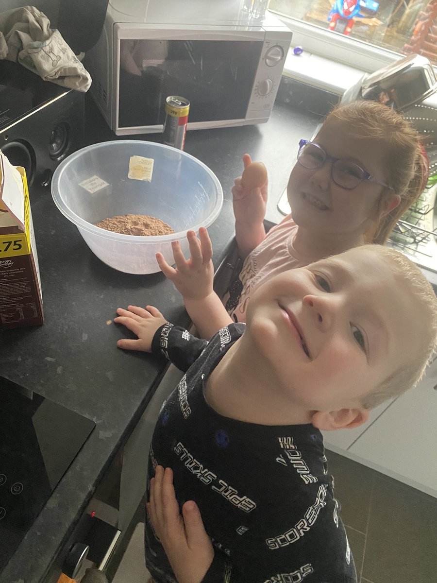 AshbrookEmily's tweet photo. Cooking today with my monkeys ❤️❤️ https://t.co/3WtZAu7ca5