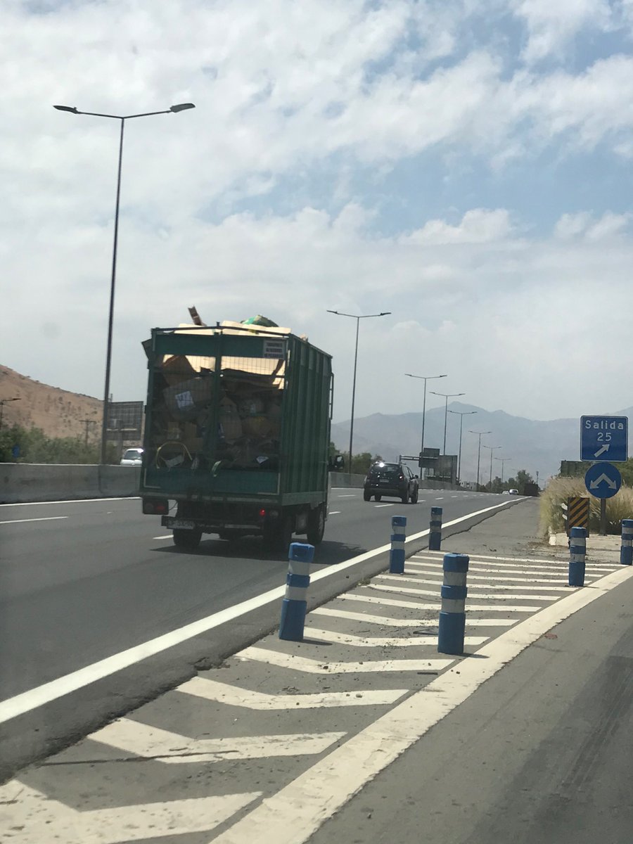 gioviluna's tweet photo. @CostaneraNorte_  trayecto desde Vespucio, Petersen, Carrascal Con peligrosos desechos de cartón que se le vayan cayendo a un camión https://t.co/H4nSG3Gy6g