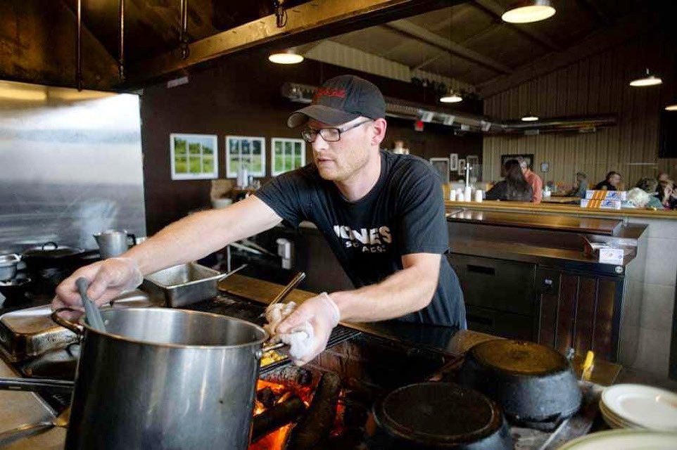 EatGreatFest's tweet photo. Cannot decide where to go for #TakeoutTuesday?!

Try The Maple Grille Restaurant!

🍕 Wood-Fired Pizzas
🥗 Mixed Greens Salads
🍔 MG Burgers
🍴 &amp; A Wide Range of Locally Sourced Food

Top off your meal w/ their incredible Bread Pudding...You'll thank us later! 😉

#SupportLocal https://t.co/ssZUHJOXwn
