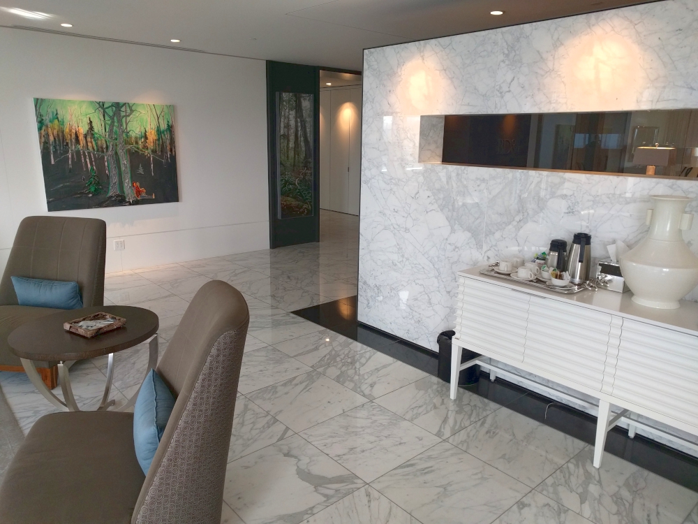GuavaQuartz's tweet photo. Italian Statuario walls &amp; floors highlighted by black basalt tiles.  A beautiful project by Bordt Stone and Tile #GuavaQuartz  #InteriorDesign  #InteriorIdeas  #Flooring https://t.co/lgMzt1JZTL