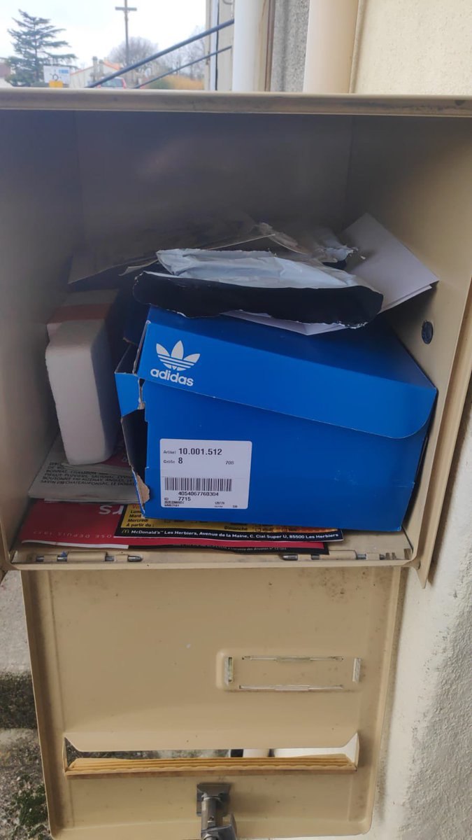 JH00717's tweet photo. @Dealabs Trop cool vos deals ! 
Achetez pas chère ne recevez que la moitié ! #dealabs #adidas #aboutyou @ABOUTYOUDE https://t.co/cu6nowAeAE